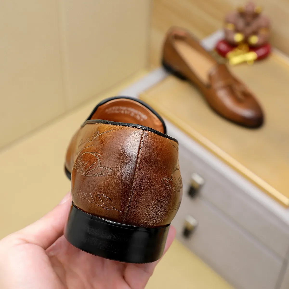 Men's shoes 💰560 💰 Louis Vuitton LV ® Autumn and Winter 🆕 models 🔛Full shoe counter First layer cowhide, 🐂Leather lined casual shoes for men, super soft outsole, a must-have for driving. Counter synchronization Original first layer cowhide Completely 1:1 mold customization 🌹Top version, 2 colors available! Number: 38-45 (37.46. Customized)